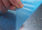 Matizando o filme transparente azul do molde de sopro do protetor do fragmento da janela da película protetora do vidro de janela