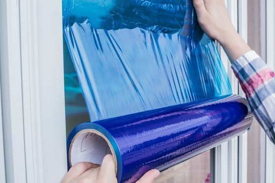 Bom preço. Película protetora PE resistente aos raios UV com adesivo à base de borracha para proteção de superfícies sem resíduos on-line